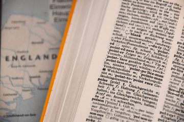 Kata kerja tak beraturan dalam bahasa Inggris disebut dengan irregular verbs.