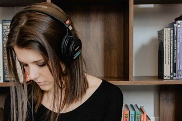Terdapat soal listening pada buku English for Nusantara kelas VIII, halaman 30, Chapter 1, materi 'Celebrating Independence Day'.