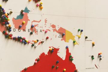 Persebaran bencana gunung berapi dan tsunami hampir terjadi di seluruh wilayah di Indonesia.