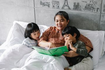 Melalui dogeng peneliti mencatat jejak-jejak sejarah.