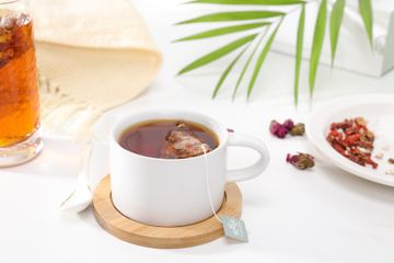 Terdapat soal Bahasa Inggris kelas IX edisi revisi 2018 Chapter 3 halaman 45, analisis label Kraton Tea, materi 'Be healthy, be happy!'.