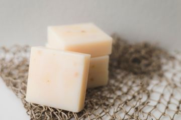 Keju termasuk salah satu produk yang berasal dari susu.