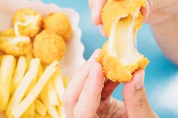 Mengapa Keju Mozzarella Mudah Meleleh dan Melar?