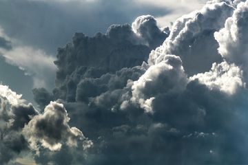 Karakteristik awan berbeda-beda setiap jenisnya, salah satunya awan stratus.