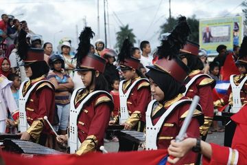 Terdapat soal berdasarkan teks reading pada buku English for Nusantara kelas VIII, halaman 44, Chapter 2, materi 'Going to a Parade'.