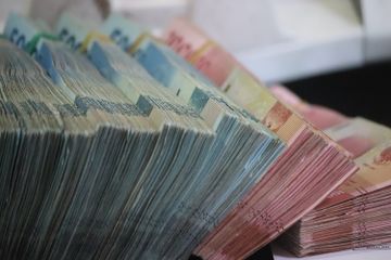 Kebijakan moneter diterapkan untuk mengatur keseimbangan kegiatan dan pertumbuhan ekonomi.