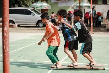 Terdapat soal reading pada buku English for Nusantara kelas VIII, halaman 55, Chapter 3, materi 'Independence Day at SMP Merdeka'.