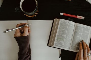 Terdapat soal Bahasa Inggris Kurikulum Merdeka kelas X (SMA) Chapter 1 halaman 20,  Chapter Review, materi Great Athletes.