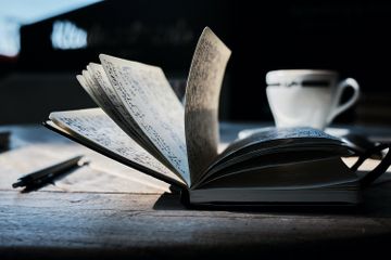 Teks argumentasi berisikan data dan fakta yang akurat untuk mendukung pendapat seseorang.