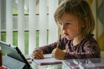 Phrasal Verbs Menggunakan Kata 'Make' dan Contoh Penggunaannya