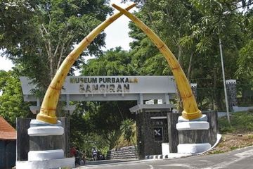 Situs Sangiran memiliki banyak penemuan manusia purba dan lain sebagainya yang berkaitan dengan zaman praaksara.