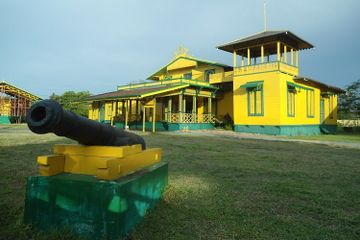 Kerajaan Tanjungpura merupakan salah satu kerajaan Islam di Kalimantan.
