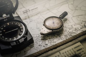 Metode Azimuth dan Bearing digunakan untuk mengukur sudut pada peta.