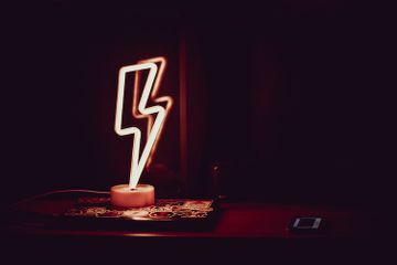 Sejak Kapan Lampu Neon Ditemukan?