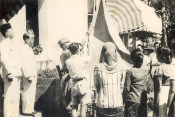 Siapa Pengibar Bendera Merah Putih Pertama?