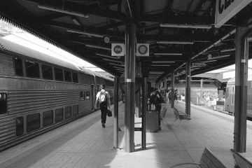 Mobilitas sosial horizontal terjadi tanpa mengubah status atau kedudukan seseorang.