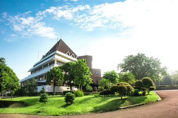 Institut Pertanian Bogor menempati urutan pertama daftar universitas negeri terbaik di Indonesia menurut Kemdikbud.