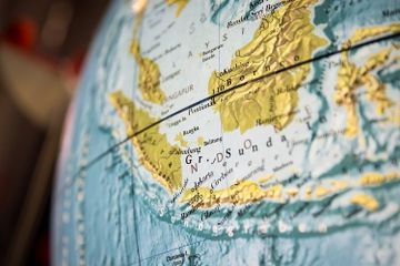 Letak geografis Indonesia memberikan beragam keuntungan, salah satunya berada di lalu lintas perdagangan.