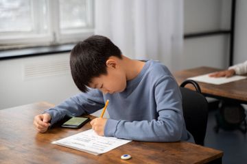 Pada buku Bahasa Inggris Kelas VII, Section 5 halaman 38, terdapat soal menentukan pronouns yang tepat.