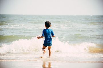 Mengapa Lebih Mudah Mengapung di Air Laut?