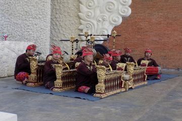 Lagu 'Dhondhong Opo Salak' adalah lagu daerah yang berasal dari Jawa Tengah.