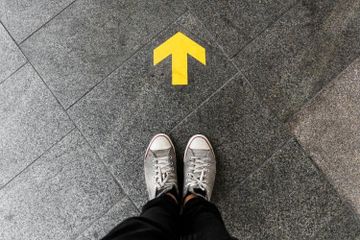 Contoh Kalimat Menggunakan Adverb of Direction
