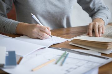 Pada buku Bahasa Inggris Kelas X Chapter 1, terdapat soal grammar exercises tentang pronouns. 