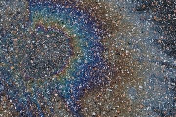 Mengapa Bensin Terlihat Warna Warni Ketika di Air?
