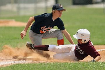 Gerakan sliding termasuk salah satu variasi keterampilan gerak dalam permainan softball.