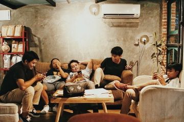 Beberapa ahli mengemukakan tentang syarat dan ciri kelompok sosial.