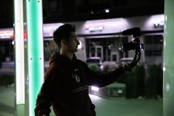Vlog berita membuat seseorang dapat menyampaikan teks berita melalui video bloging atau vlog.