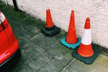 Mengapa Traffic Cone Berwarna Oranye?