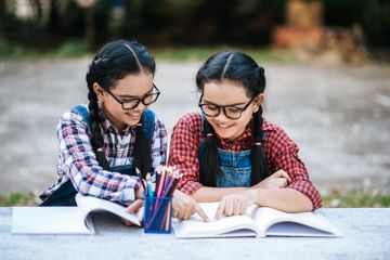 Pada buku Bahasa Inggris Kelas VII Kurikulum Merdeka Chapter 2, Section 2, terdapat soal Worksheet 2.13.