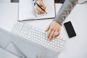 Terdapat beberapa urutan dalam membuat paragraf deskripsi.