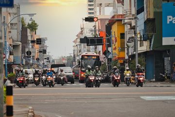 Mengapa Ada Mobil yang Berpelat Merah?