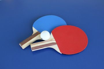 Bet dan bola termasuk peralatan utama permainan tenis meja.