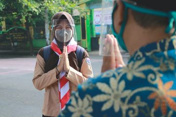 Menghormati bapak dan ibu guru merupakan salah satu contoh penerapan norma di lingkungan sekolah.