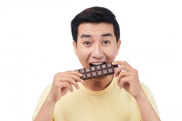 8 Tips Merawat Gigi untuk si Paling Gemar Makan Permen dan Cokelat