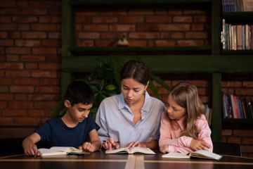Pada buku Bahasa Indonesia Kelas X Kurikulum Merdeka Bab 3, terdapat soal Tabel 3.1.