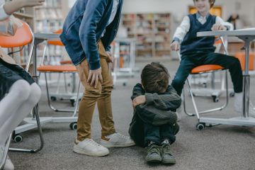 Salah satu cara mengatasi bullying di sekolah adalah menegakkan peraturan sekolah.