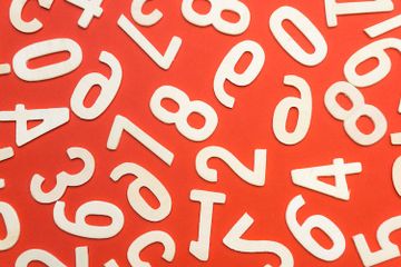 Dalam matematika, terdapat pecahan yang bilangannya terbagi menjadi pembilang dan penyebut.