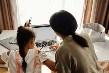Konjungsi intrakalimat digunakan sebagai kata hubung.
