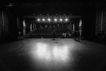 Pelaku seni termasuk salah satu aspek teater.