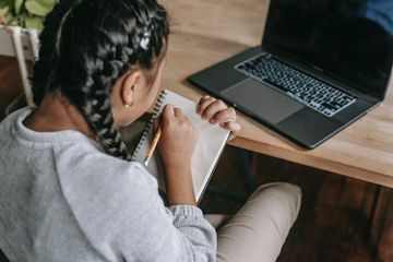 6 Kaidah Kebahasaan Teks Biografi