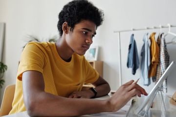 Pada buku Bahasa Inggris Kelas VII Kurikulum Merdeka, halaman 149, terdapat soal progress check 'Text 2'.