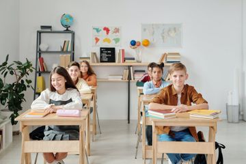 Bagaimana Cara Memperkenalkan Diri sebagai Siswa Baru dalam Bahasa Jawa?