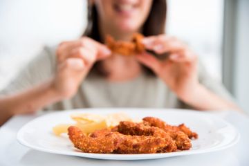 Terlalu banyak makan makanan pedas bisa memiliki dampak bagi tubuh.