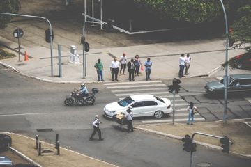 Menjaga fasilitas umum termasuk salah satu contoh sikap nasionalisme sebagi warga negara.