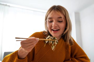 5 Tips Belajar Menggunakan Sumpit untuk Makan