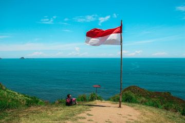 NKRI atau Negara Kesatuan Republik Indonesia memiliki kedaulatan wilayah darat, laut, dan udara.